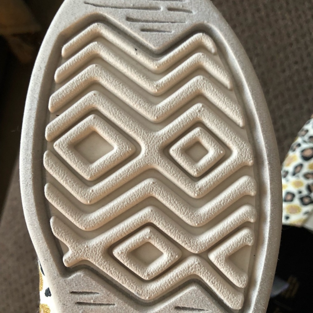 NWT! Women’s Gold Glitter Leopard Toms - Picture 4 of 5